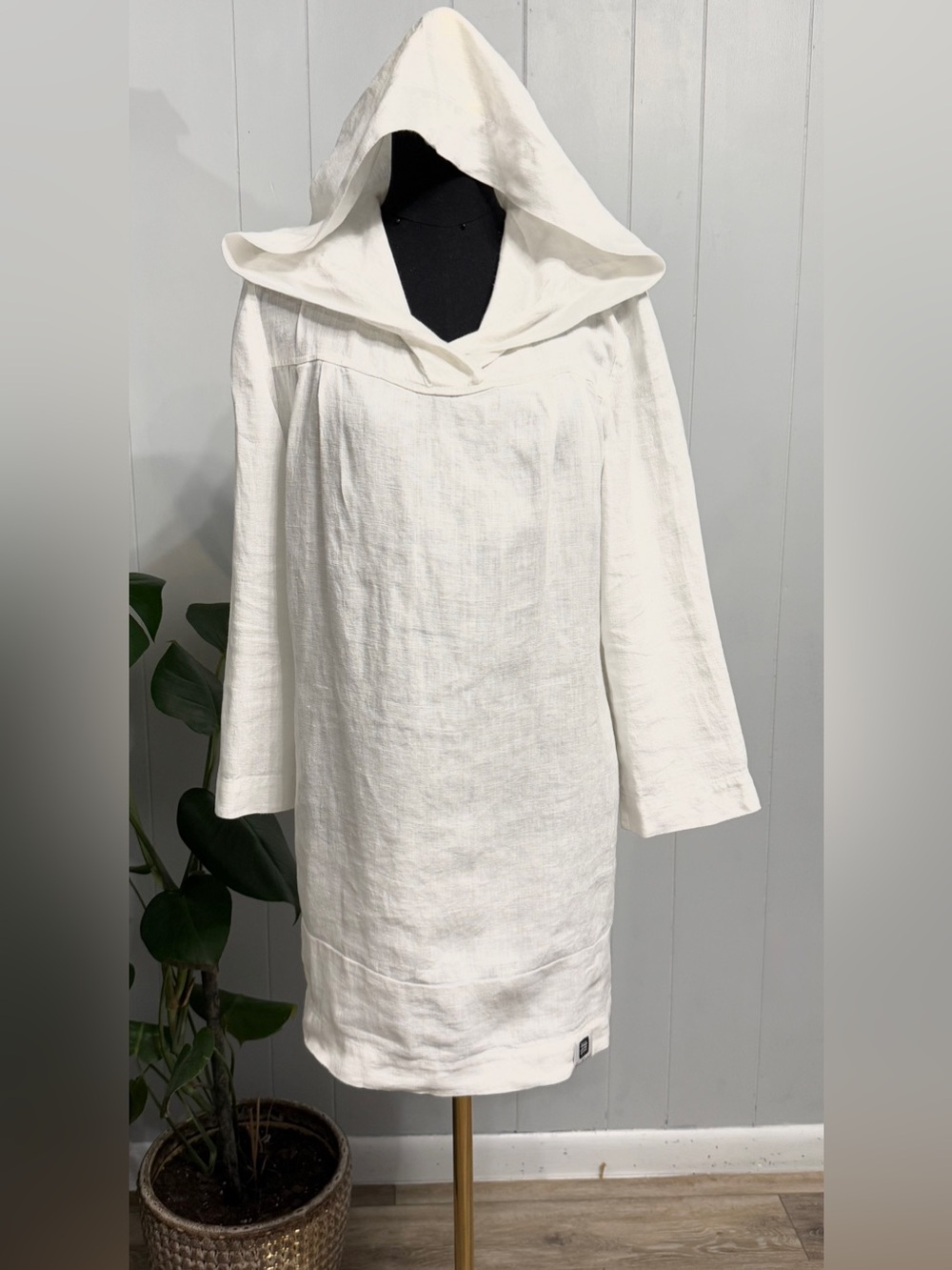 #17)  White Linen Hooded Tunic Excellent condition. ( see measurements)